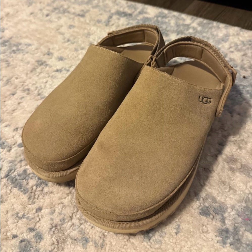 Ugg Goldenstar Clogs Sand Size 8 Like New!